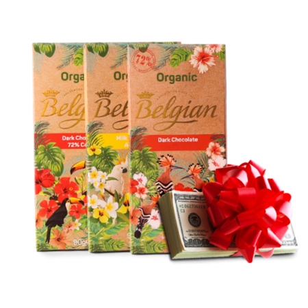 Lari mit drei Tafeln Schokolade