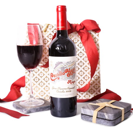 Rotwein und Untersetzer