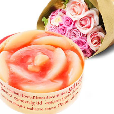 Süße Liebe mit Kuchen und Blumen