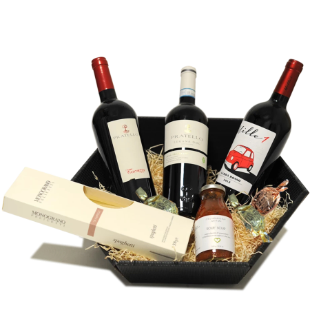 Geschenkbox mit Rotwein und Pasta
