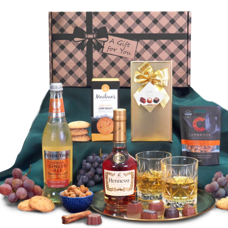 Kombination aus Cognac und Gourmet-Leckereien