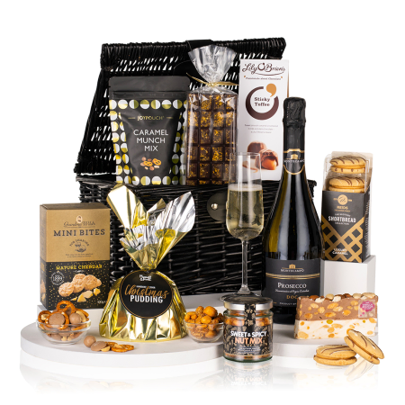 Weidenkorb mit Wein und Snacks